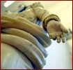 An der Figur des Johannes fehlen der kleine und der Ringfinger