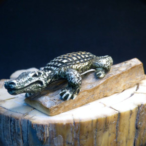 Krokodil auf Mammutrinde