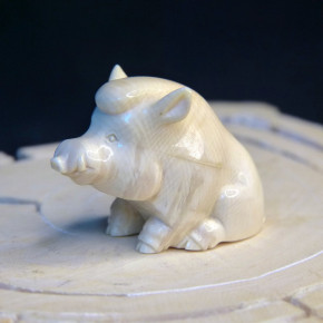 sitzendes Wildschwein aus Mammut