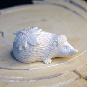 Igel mit Ahornblatt