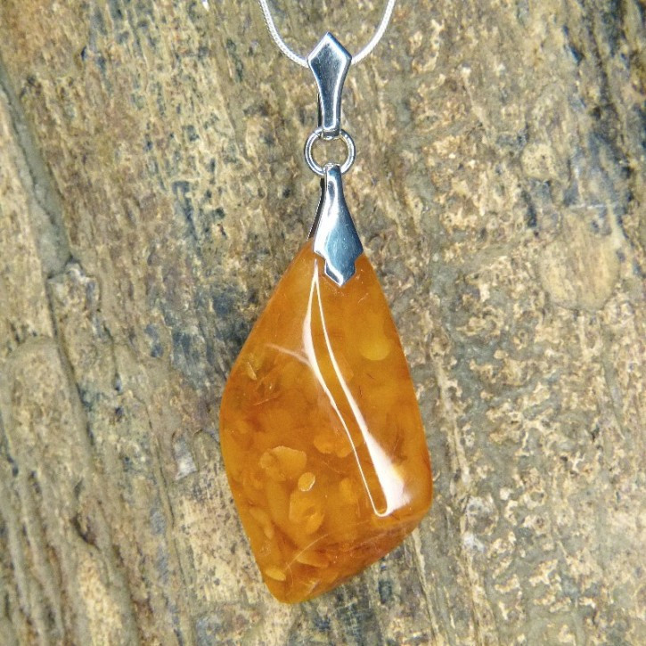 Bernstein-Anhänger trüb