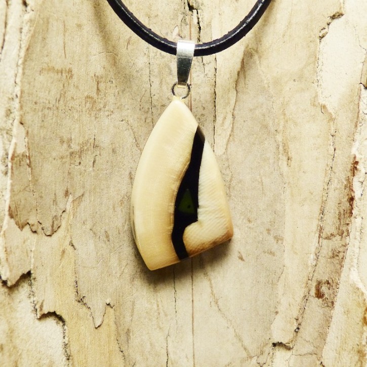 Anhänger creme mit Jade