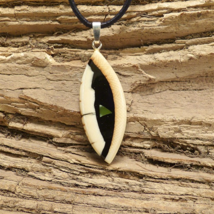 schlanker Anhänger mit Jade
