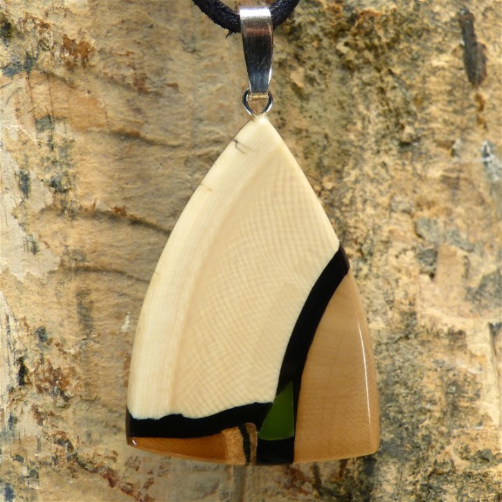 stark gemaserter Anhänger mit Jade