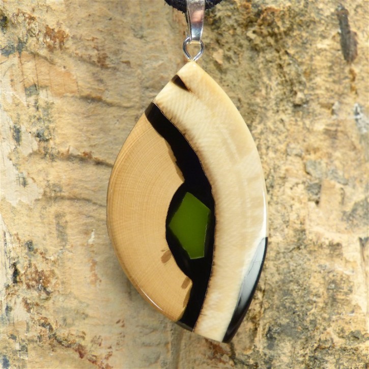 Anhänger mit schöner Färbung und Jade