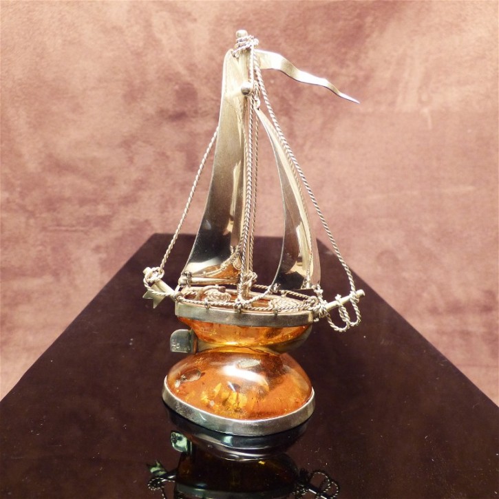 Segelschiff aus Naturbernstein mit Silber