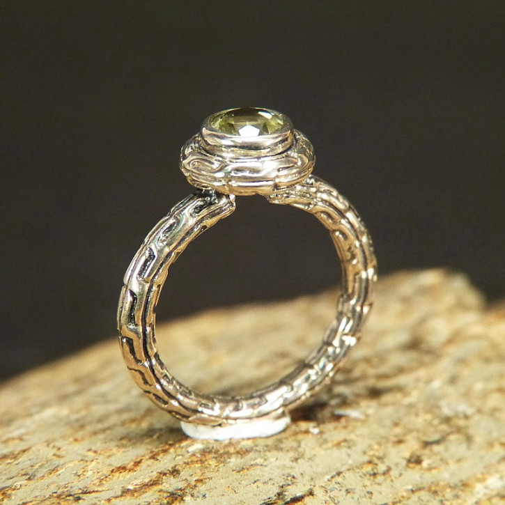 Silberring mit Peridot W17,2