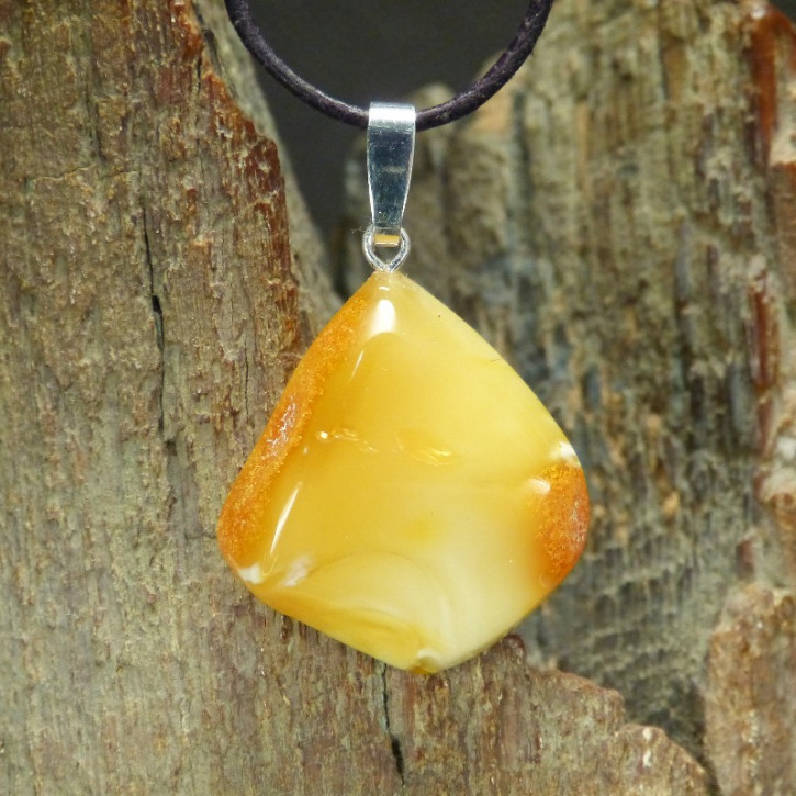 Bernstein-Anhänger gelblich mit Kruste