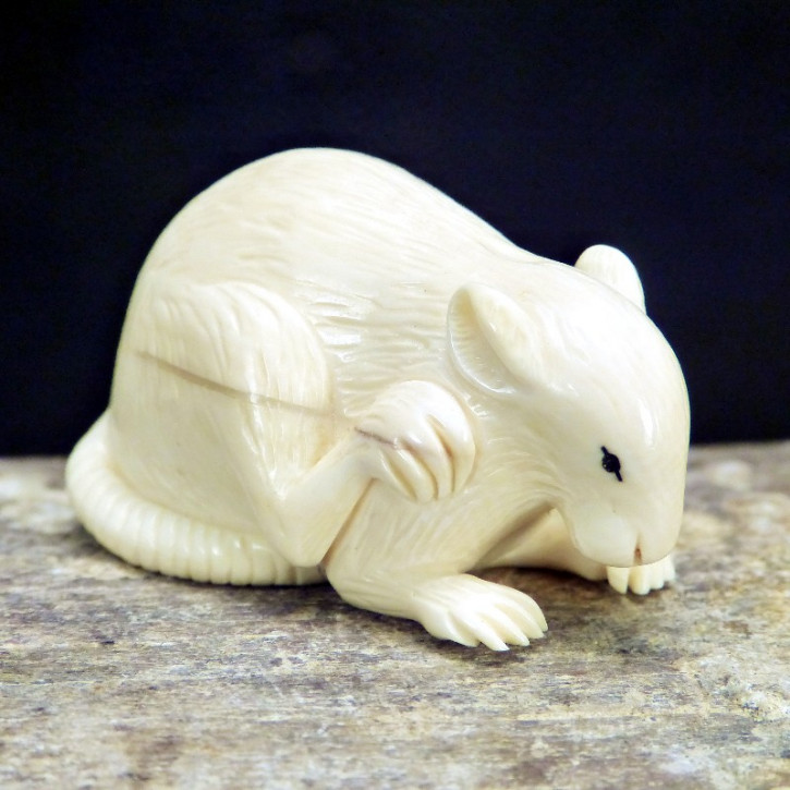Ratte aus hellem Mammut-Elfenbein
