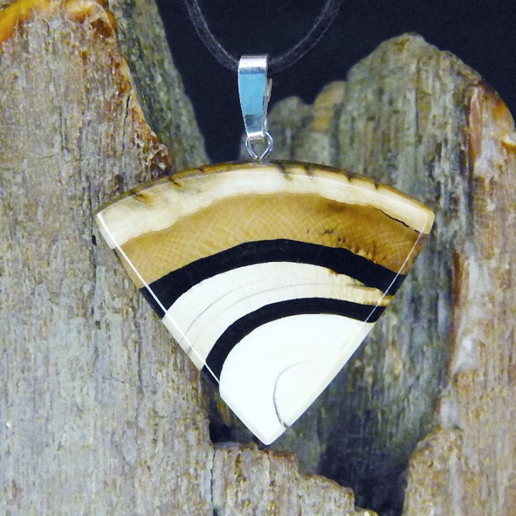 Mammut-Anhänger mit brauner Färbung