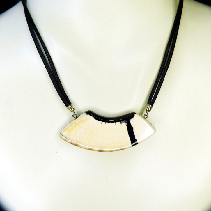 cremefarbenes Collier schön gemasert