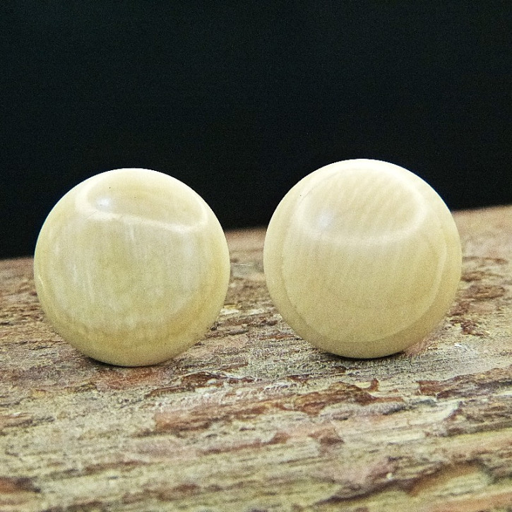 Bouton-Ohrstecker aus cremigem Mammut ca. 16mm