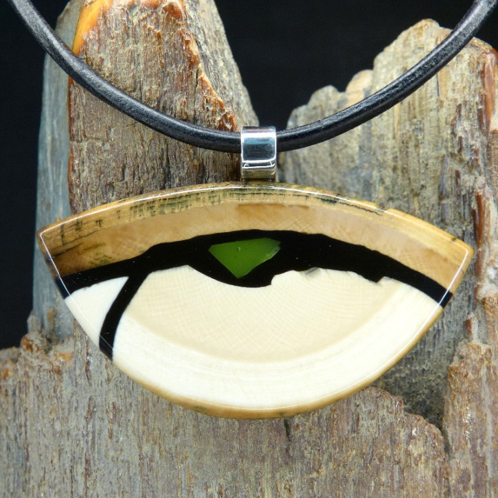 auffälliger Mammut-Anhänger mit Jade