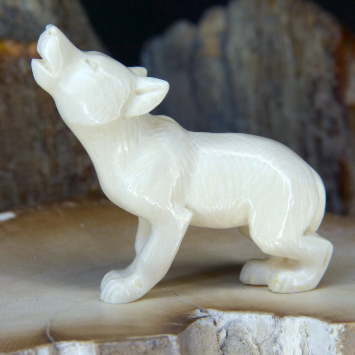 heulender Wolf aus Mammut-Elfenbein