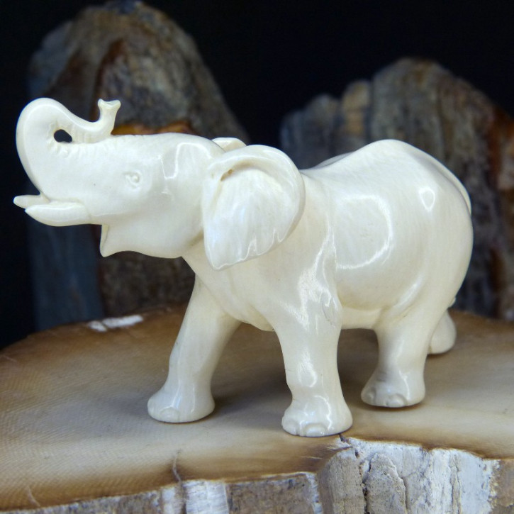 Elefant aus hellem Mammut-Elfenbein