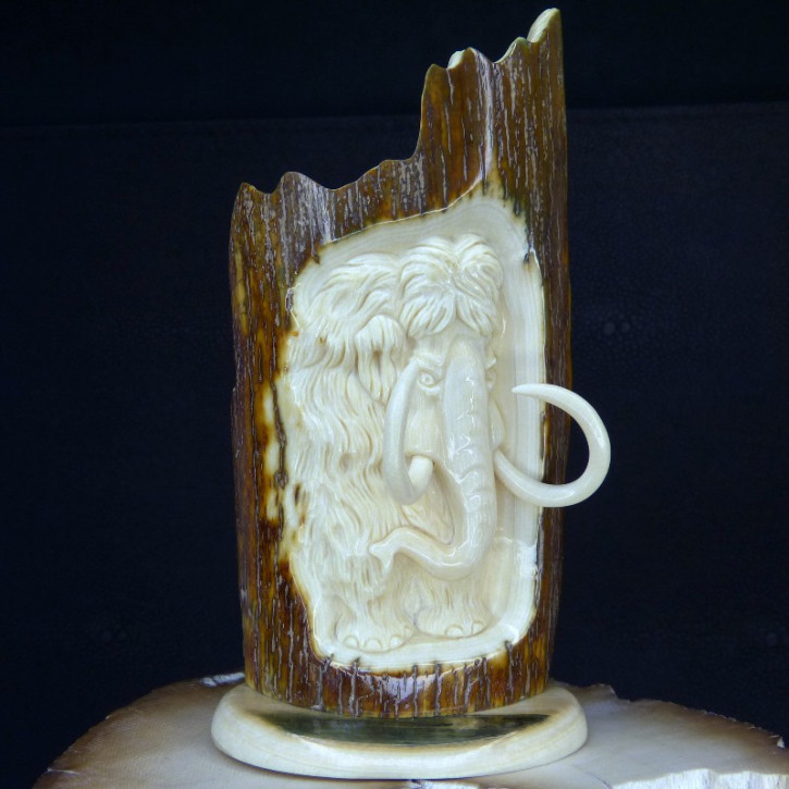 Mammut-Relief aus der Rinde