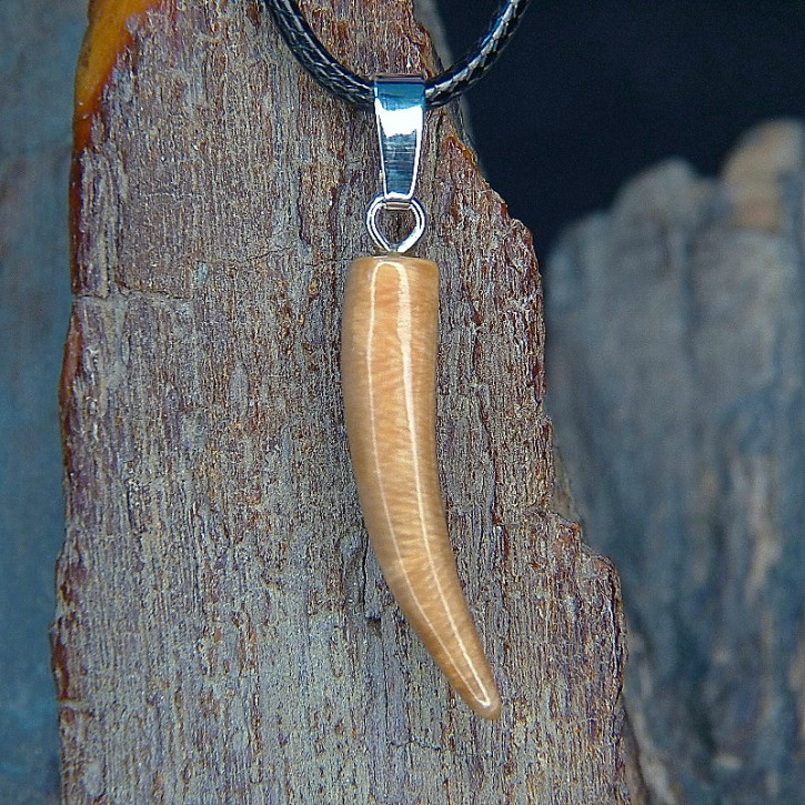 kleiner Zahnanhänger aus braunem Mammut