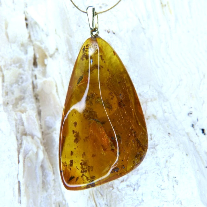 Bernstein-Anhänger mit vielen Einschlüssen