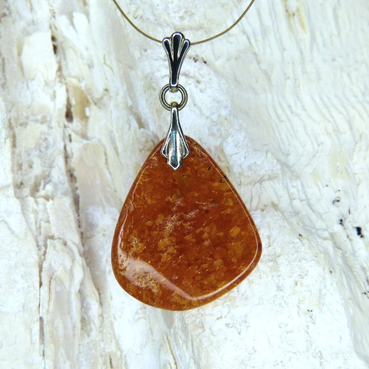 Bernstein-Anhänger grieselig