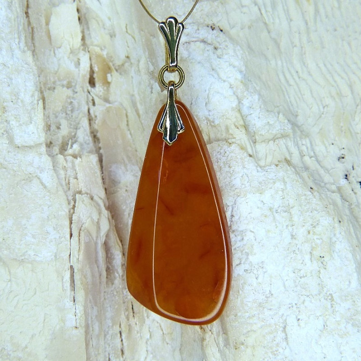 länglicher Bernstein-Anhänger trüb