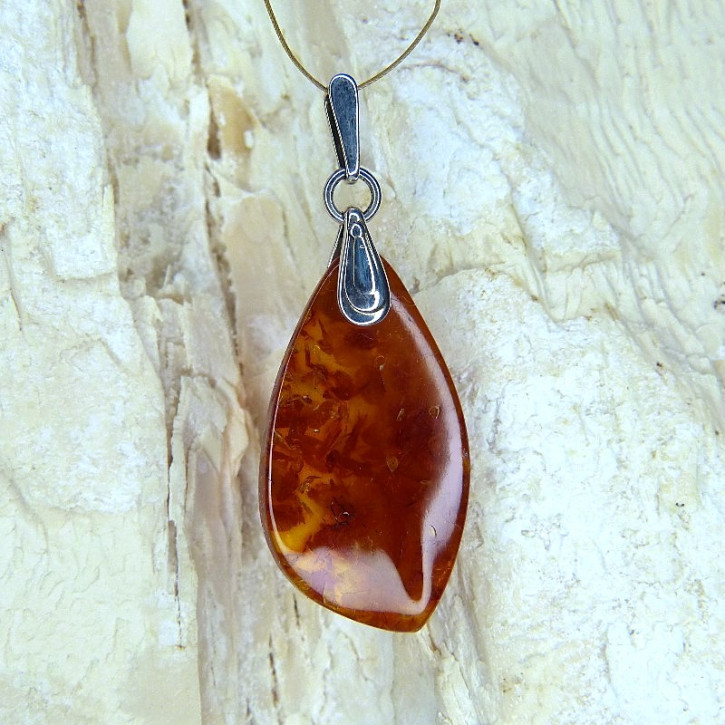 Bernstein-Anhänger mit vielen Einschlüssen