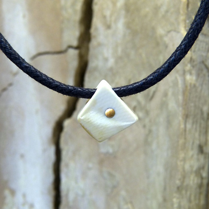 Mammut-Anhänger am Band