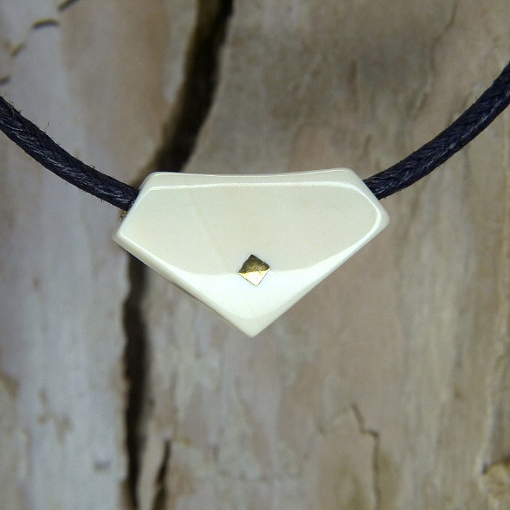 Mammut-Anhänger mit poliertem Messing