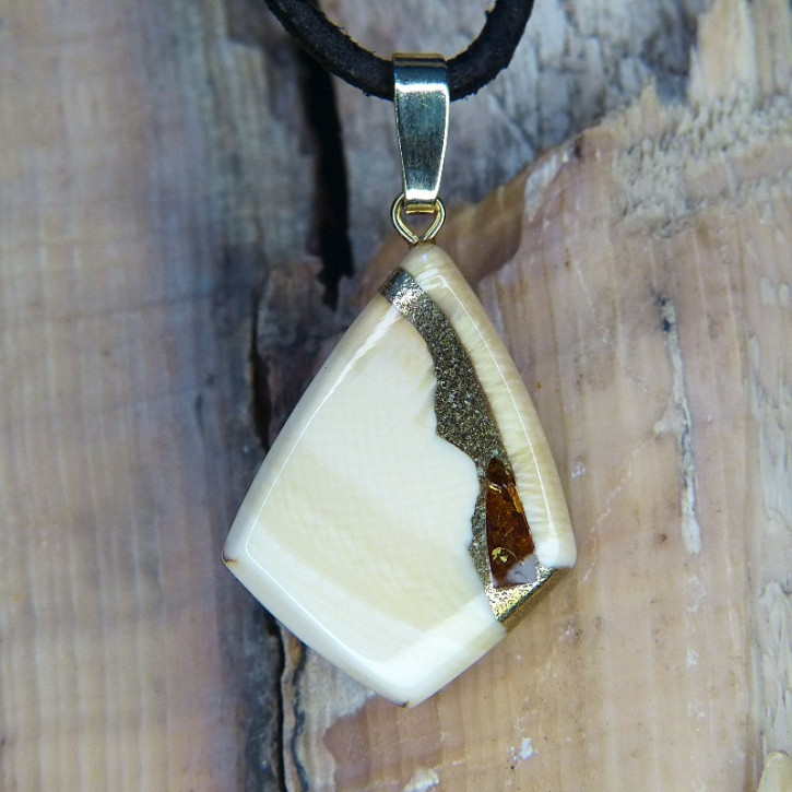 kantiger Mammut-Anhänger mit Bernstein