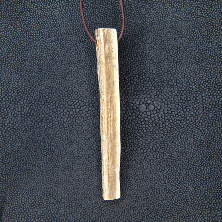 langer Anhänger mit natürlicher Bruchkante