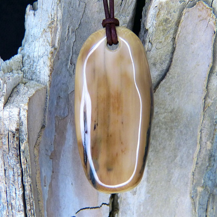 Mammut-Anhänger mit braunen Färbungen