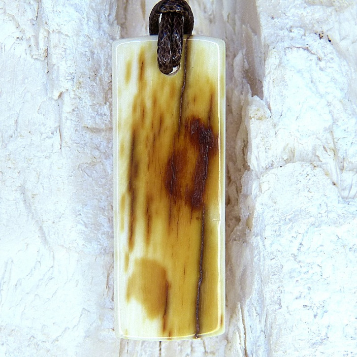 Rindenanhänger mit toller Färbung