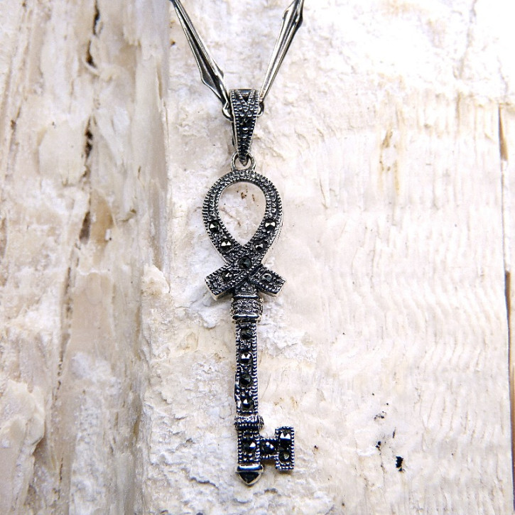 Silberanhänger mit Kette