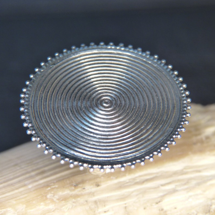 Silberring mit gerillter Platte W17,8