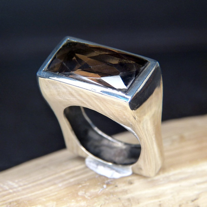 auffälliger Silberring mit Stein