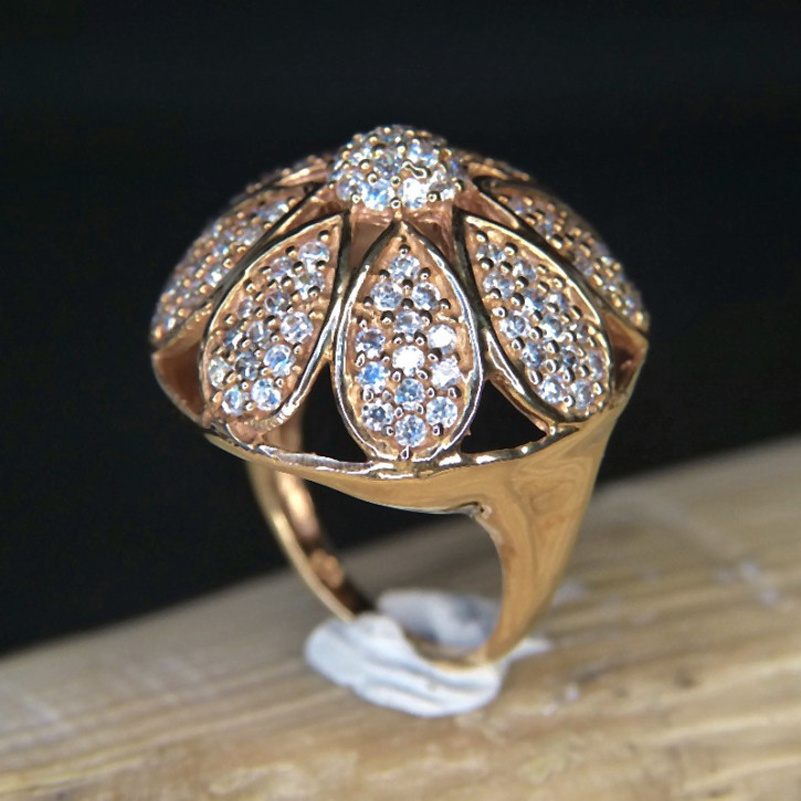 auffälliger Silberring mit Zirkonia