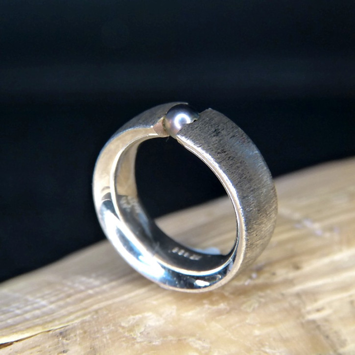 Ring aus mattiertem Silber mit Perle W16,6 Kollektion "Bernd Wolf"