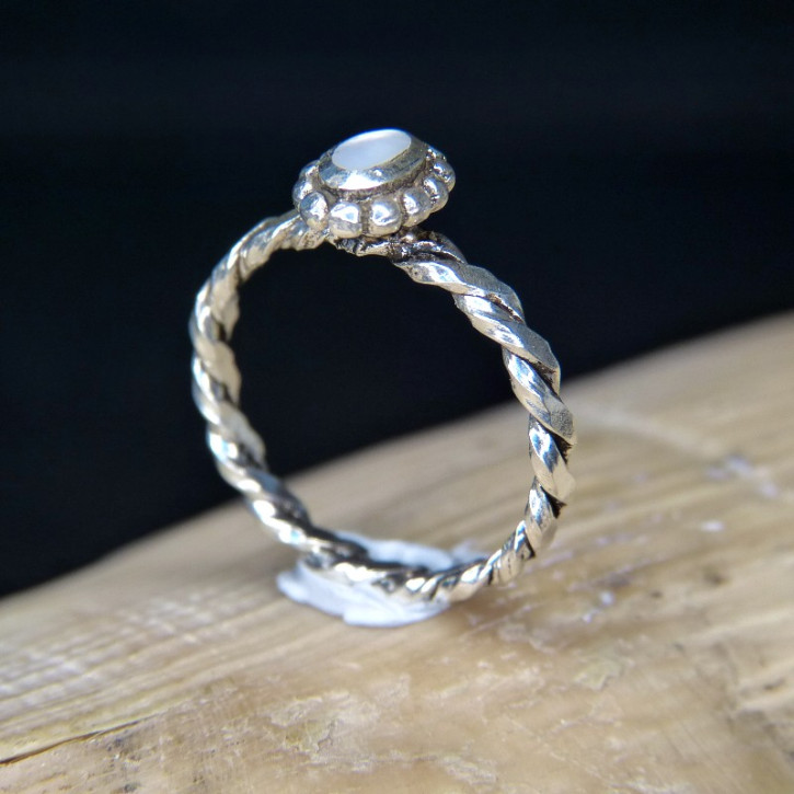 zarter Silberring mit Perlmutt W17,8