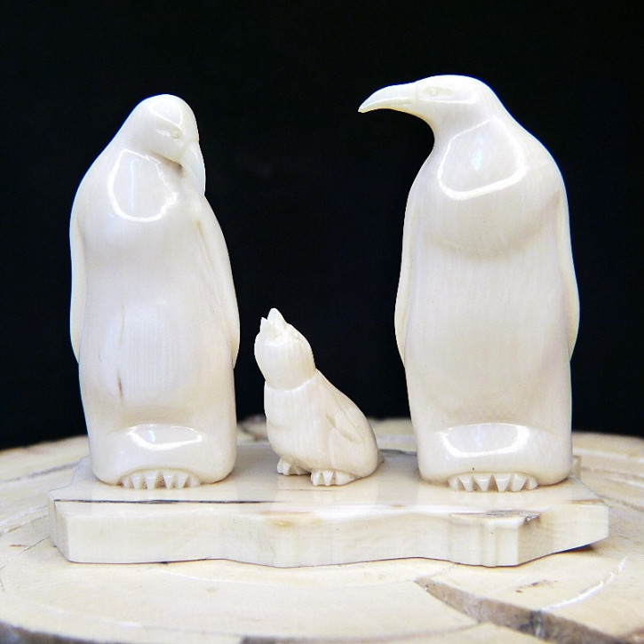 Pinguinfamilie aus Mammut