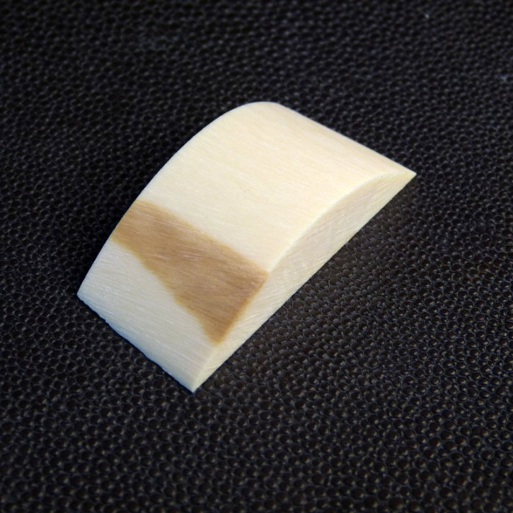 rissfreier Abschnitt mit brauner Färbung ca. 42 x 21 x 9,5-11mm