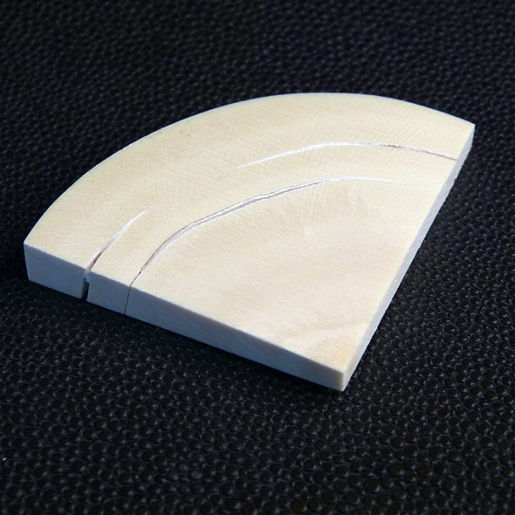 Keilscheibe aus hellem Mammut ca. 42 x 41 x 8 - 5mm