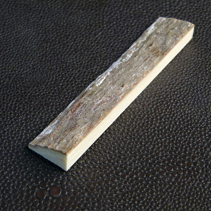 Mammut-Dreikant mit Rinde ca. 67 x 15 x 10mm