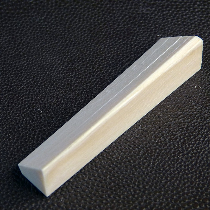 Mammut-Dreikant mit Rissbildungen ca. 70 x 15 x 17 - 13mm
