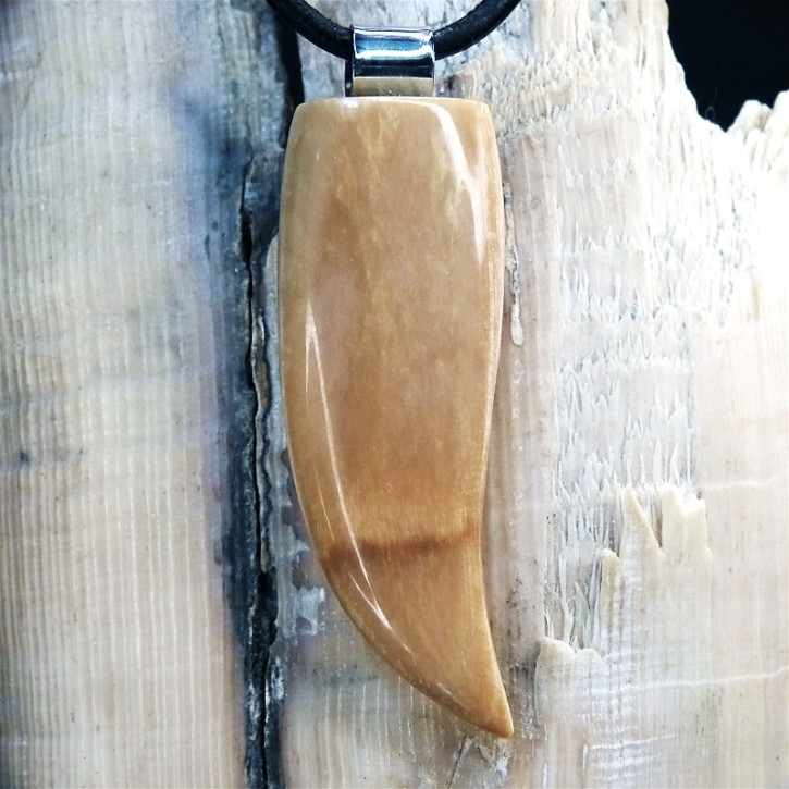großer Zahnanhänger braun