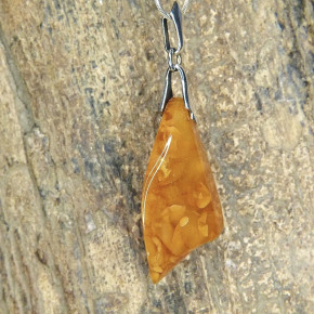 Bernstein-Anhänger trüb