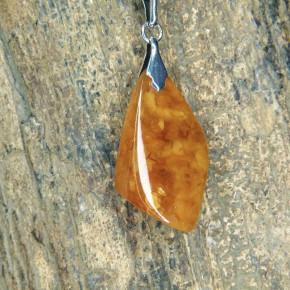 Bernstein-Anhänger trüb