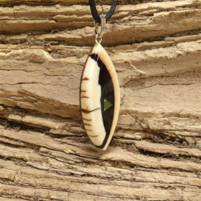 schlanker Anhänger mit Jade