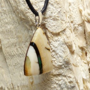 kleiner Anhänger mit schöner Rinde