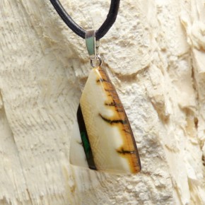 kleiner Anhänger mit schöner Rinde