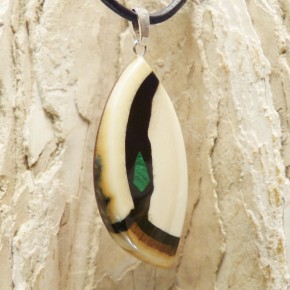 schöner Anhänger mit brauner Ecke