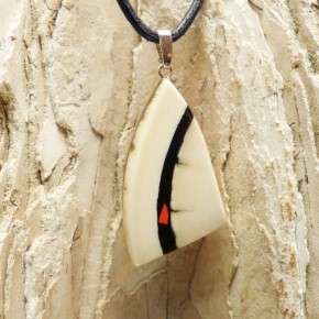 heller Anhänger mit Koralle